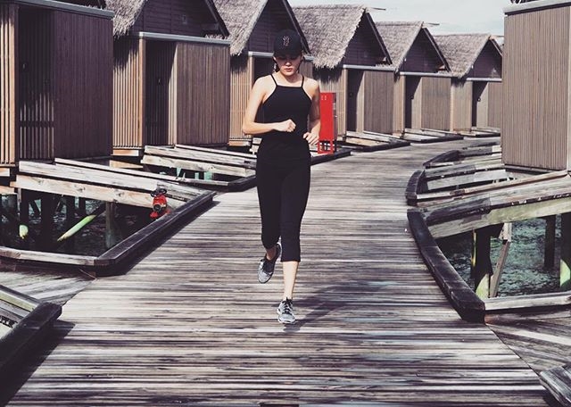 หญิง รฐา หญิง รฐา