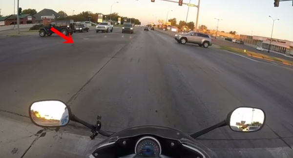 สาวขับบิ๊กไบค์จอดรถกลางแยก ช่วยแมวน้อยพ้นรถเหยียบ สาวขับบิ๊กไบค์จอดรถกลางแยก ช่วยแมวน้อยพ้นรถเหยียบ