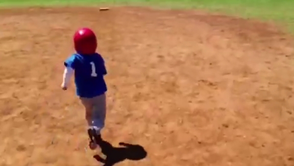 นูน้อยแข่งเบสบอลอยู่ แต่จู่ ๆ ก็แวะบอกรักพ่อ นูน้อยแข่งเบสบอลอยู่ แต่จู่ ๆ ก็แวะบอกรักพ่อ