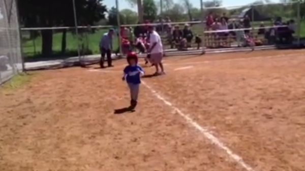 นูน้อยแข่งเบสบอลอยู่ แต่จู่ ๆ ก็แวะบอกรักพ่อ นูน้อยแข่งเบสบอลอยู่ แต่จู่ ๆ ก็แวะบอกรักพ่อ