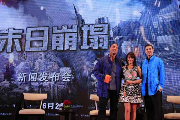เดอะร็อค ควง คาร์ล่า กูจิโน ตะลุยจีน โปรโมท San Andreas เดอะร็อค ควง คาร์ล่า กูจิโน ตะลุยจีน โปรโมท San Andreas