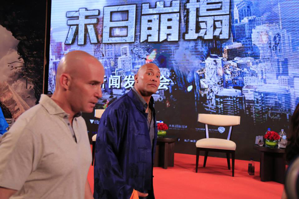 เดอะร็อค ควง คาร์ล่า กูจิโน ตะลุยจีน โปรโมท San Andreas เดอะร็อค ควง คาร์ล่า กูจิโน ตะลุยจีน โปรโมท San Andreas