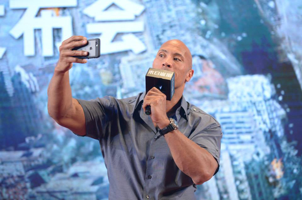 เดอะร็อค ควง คาร์ล่า กูจิโน ตะลุยจีน โปรโมท San Andreas เดอะร็อค ควง คาร์ล่า กูจิโน ตะลุยจีน โปรโมท San Andreas