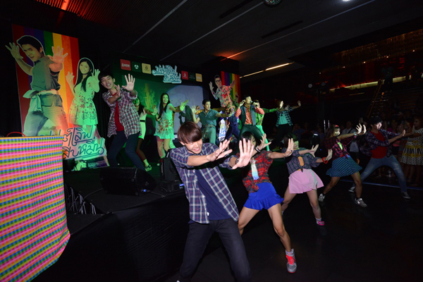 นิว-แจ๊ส นำทีม มนต์เลิฟสิบหมื่น เปิดวิกหนังกลางแปลงสุดฮา