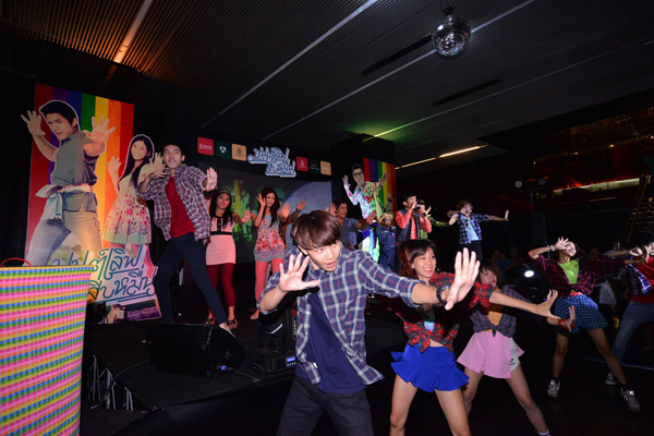 นิว-แจ๊ส นำทีม มนต์เลิฟสิบหมื่น เปิดวิกหนังกลางแปลงสุดฮา