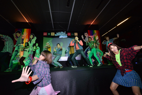 นิว-แจ๊ส นำทีม มนต์เลิฟสิบหมื่น เปิดวิกหนังกลางแปลงสุดฮา