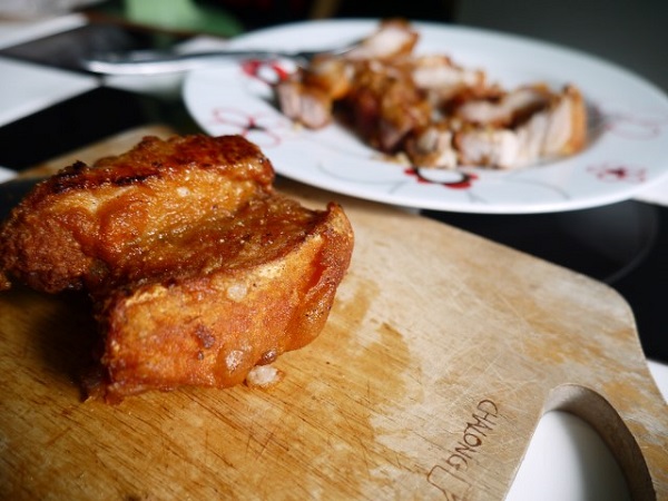 5 วิธีทำหมูกรอบ หนังกรอบเนื้อฟู ยอมเป็นหมูก็คราวนี้ 5 วิธีทำหมูกรอบ หนังกรอบเนื้อฟู ยอมเป็นหมูก็คราวนี้