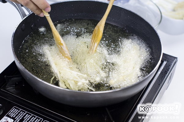 เห็ดเข็มทองทอดเจ เห็ดเข็มทองทอดเจ