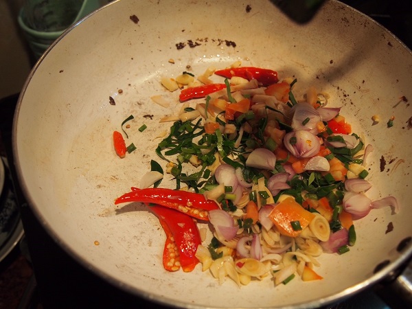 มาม่าไข่ข้นราดซอสต้มยำกุ้ง มาม่าไข่ข้นราดซอสต้มยำกุ้ง