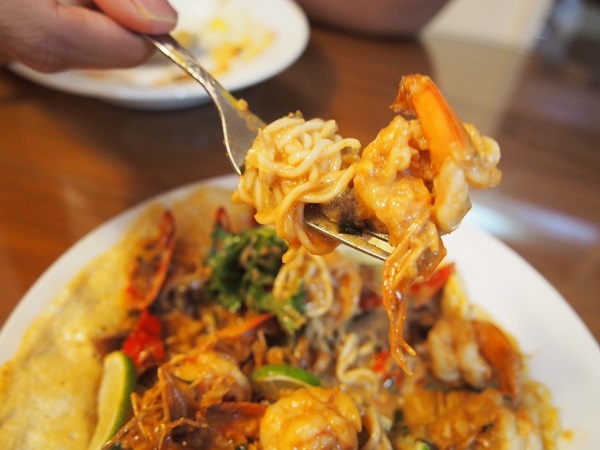 มาม่าไข่ข้นราดซอสต้มยำกุ้ง มาม่าไข่ข้นราดซอสต้มยำกุ้ง