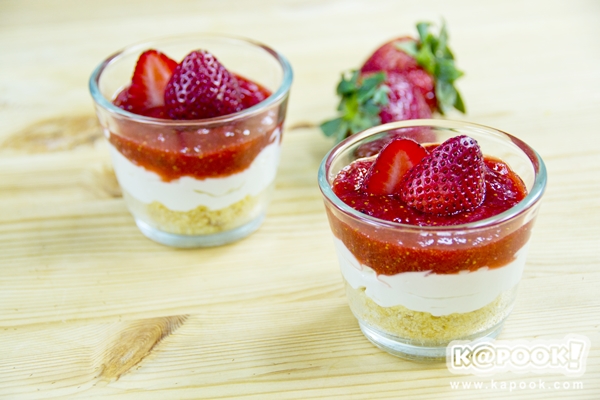 สตรอว์เบอร์รีชีสเค้ก ขนมแสนหวานสำหรับวัยใส สตรอว์เบอร์รีชีสเค้ก ขนมแสนหวานสำหรับวัยใส