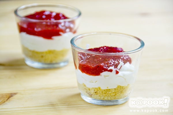 สตรอว์เบอร์รีชีสเค้ก ขนมแสนหวานสำหรับวัยใส สตรอว์เบอร์รีชีสเค้ก ขนมแสนหวานสำหรับวัยใส