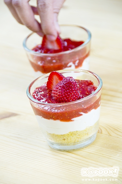 สตรอว์เบอร์รีชีสเค้ก ขนมแสนหวานสำหรับวัยใส สตรอว์เบอร์รีชีสเค้ก ขนมแสนหวานสำหรับวัยใส