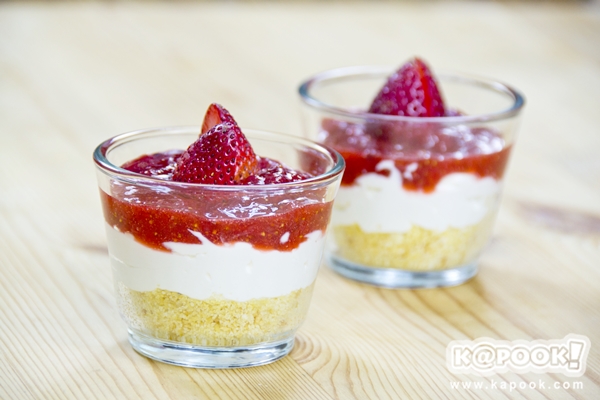 สตรอว์เบอร์รีชีสเค้ก ขนมแสนหวานสำหรับวัยใส สตรอว์เบอร์รีชีสเค้ก ขนมแสนหวานสำหรับวัยใส