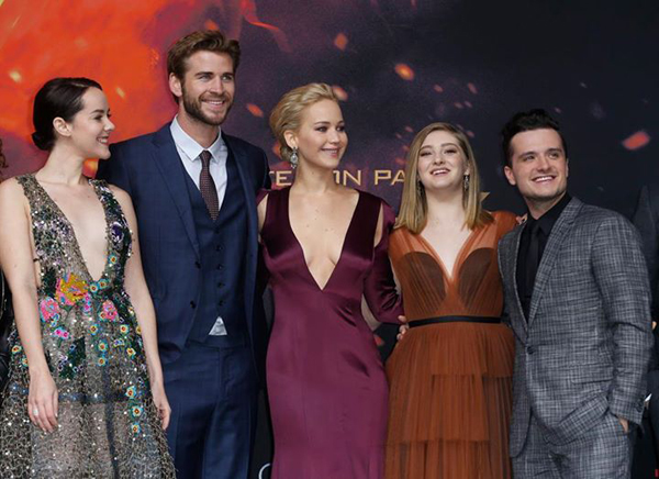 กว่าครึ่งหมื่น แฟน ๆ Mockingjay Part 2 แห่ต้อนรับ ดารานักแสดงในงานเปิดตัวภาพยนตร์ กว่าครึ่งหมื่น แฟน ๆ Mockingjay Part 2 แห่ต้อนรับ ดารานักแสดงในงานเปิดตัวภาพยนตร์