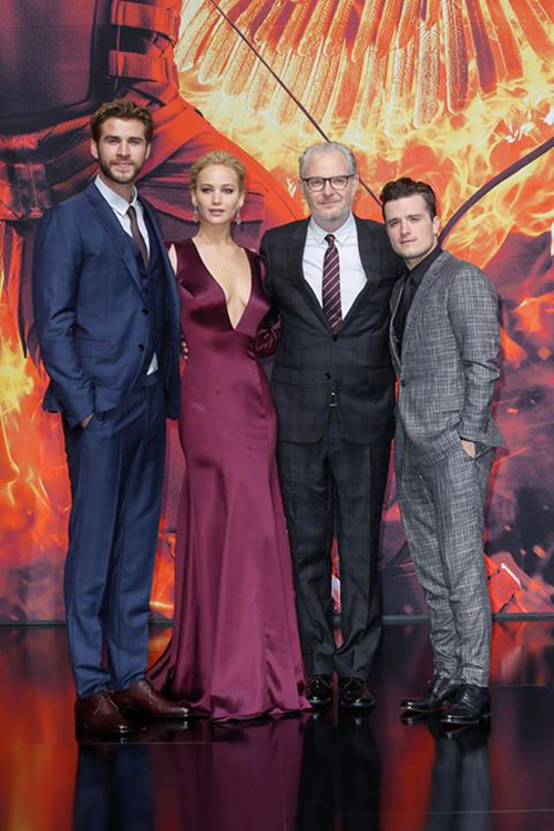 กว่าครึ่งหมื่น แฟน ๆ Mockingjay Part 2 แห่ต้อนรับ ดารานักแสดงในงานเปิดตัวภาพยนตร์ กว่าครึ่งหมื่น แฟน ๆ Mockingjay Part 2 แห่ต้อนรับ ดารานักแสดงในงานเปิดตัวภาพยนตร์