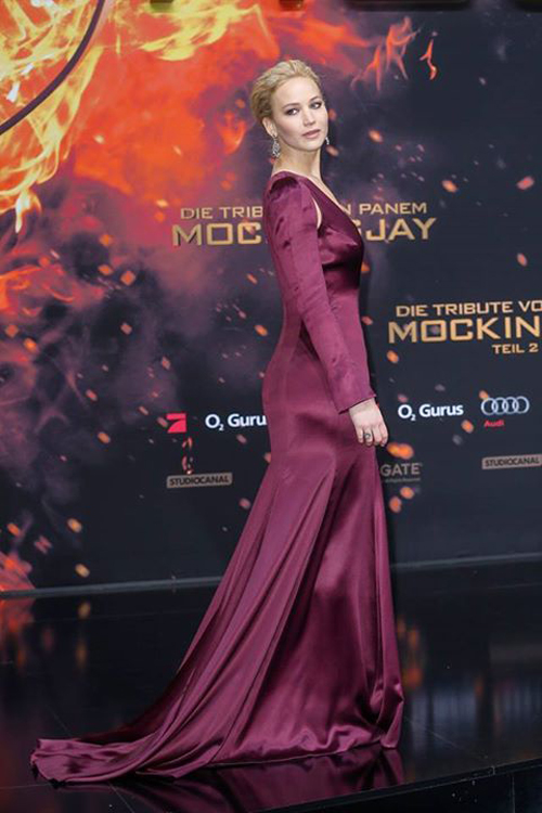 กว่าครึ่งหมื่น แฟน ๆ Mockingjay Part 2 แห่ต้อนรับ ดารานักแสดงในงานเปิดตัวภาพยนตร์ กว่าครึ่งหมื่น แฟน ๆ Mockingjay Part 2 แห่ต้อนรับ ดารานักแสดงในงานเปิดตัวภาพยนตร์