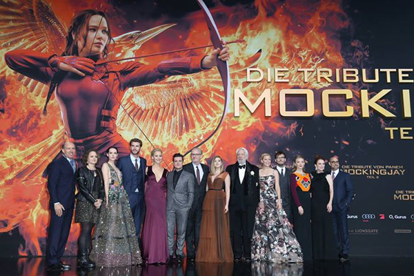 กว่าครึ่งหมื่น แฟน ๆ Mockingjay Part 2 แห่ต้อนรับ ดารานักแสดงในงานเปิดตัวภาพยนตร์ กว่าครึ่งหมื่น แฟน ๆ Mockingjay Part 2 แห่ต้อนรับ ดารานักแสดงในงานเปิดตัวภาพยนตร์