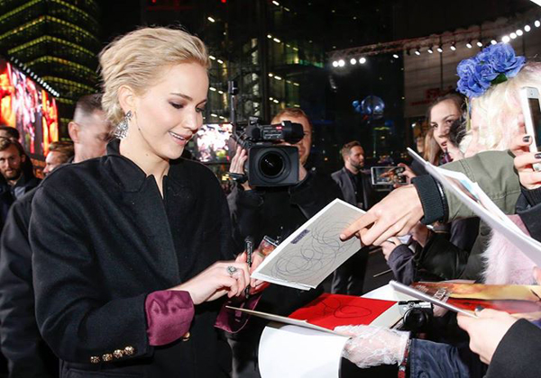 กว่าครึ่งหมื่น แฟน ๆ Mockingjay Part 2 แห่ต้อนรับ ดารานักแสดงในงานเปิดตัวภาพยนตร์ กว่าครึ่งหมื่น แฟน ๆ Mockingjay Part 2 แห่ต้อนรับ ดารานักแสดงในงานเปิดตัวภาพยนตร์