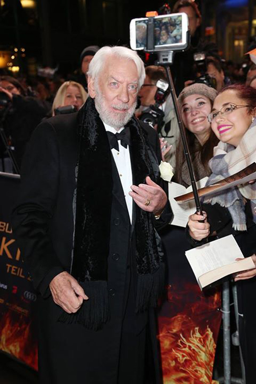 กว่าครึ่งหมื่น แฟน ๆ Mockingjay Part 2 แห่ต้อนรับ ดารานักแสดงในงานเปิดตัวภาพยนตร์ กว่าครึ่งหมื่น แฟน ๆ Mockingjay Part 2 แห่ต้อนรับ ดารานักแสดงในงานเปิดตัวภาพยนตร์