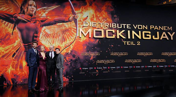 กว่าครึ่งหมื่น แฟน ๆ Mockingjay Part 2 แห่ต้อนรับ ดารานักแสดงในงานเปิดตัวภาพยนตร์ กว่าครึ่งหมื่น แฟน ๆ Mockingjay Part 2 แห่ต้อนรับ ดารานักแสดงในงานเปิดตัวภาพยนตร์