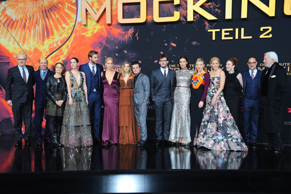 กว่าครึ่งหมื่น แฟน ๆ Mockingjay Part 2 แห่ต้อนรับ ดารานักแสดงในงานเปิดตัวภาพยนตร์ กว่าครึ่งหมื่น แฟน ๆ Mockingjay Part 2 แห่ต้อนรับ ดารานักแสดงในงานเปิดตัวภาพยนตร์