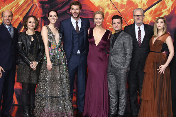กว่าครึ่งหมื่น แฟน ๆ Mockingjay Part 2 แห่ต้อนรับ ดารานักแสดงในงานเปิดตัวภาพยนตร์ กว่าครึ่งหมื่น แฟน ๆ Mockingjay Part 2 แห่ต้อนรับ ดารานักแสดงในงานเปิดตัวภาพยนตร์