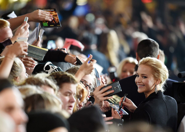 กว่าครึ่งหมื่น แฟน ๆ Mockingjay Part 2 แห่ต้อนรับ ดารานักแสดงในงานเปิดตัวภาพยนตร์ กว่าครึ่งหมื่น แฟน ๆ Mockingjay Part 2 แห่ต้อนรับ ดารานักแสดงในงานเปิดตัวภาพยนตร์