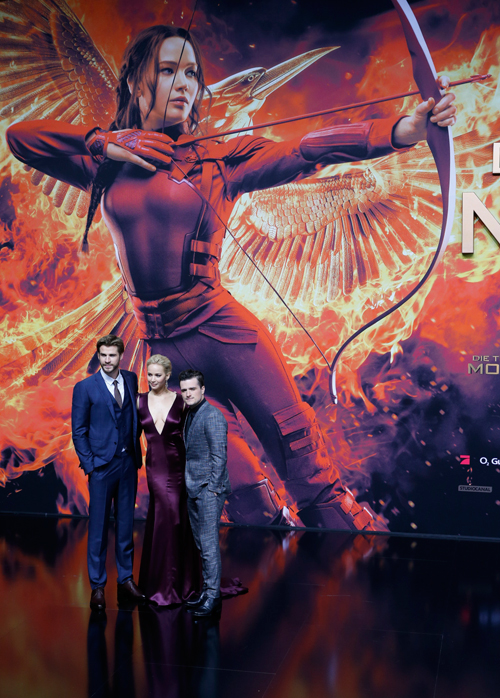 กว่าครึ่งหมื่น แฟน ๆ Mockingjay Part 2 แห่ต้อนรับ ดารานักแสดงในงานเปิดตัวภาพยนตร์ กว่าครึ่งหมื่น แฟน ๆ Mockingjay Part 2 แห่ต้อนรับ ดารานักแสดงในงานเปิดตัวภาพยนตร์