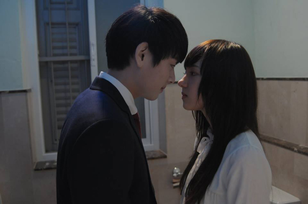 รุ่นพี่ หนังผีแนวใหม่ พลอยชมพู - บอม คู่จิ้นลงตัว รุ่นพี่ หนังผีแนวใหม่ พลอยชมพู - บอม คู่จิ้นลงตัว