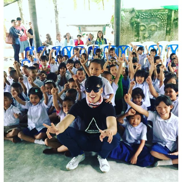 ดาราแท็กทีมทำบุญบริจาคทุนการศึกษา