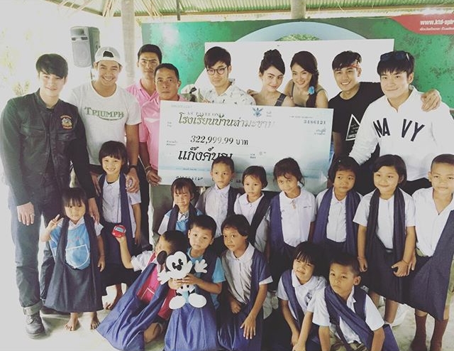 ดาราแท็กทีมทำบุญบริจาคทุนการศึกษา
