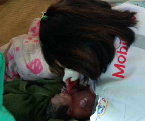 สาวคลอดลูกบนรถ สาวคลอดลูกบนรถ