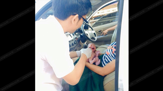 หมอหนุ่มช่วยสาวคลอดลูกบนรถกระบะ คอหวยแห่จดเลขทะเบียนรถ หมอหนุ่มช่วยสาวคลอดลูกบนรถกระบะ คอหวยแห่จดเลขทะเบียนรถ