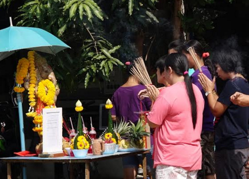 ชาวบ้านแห่กราบพระพิฆเนศลอยน้ำมาติดตลิ่งปทุมฯ ชาวบ้านแห่กราบพระพิฆเนศลอยน้ำมาติดตลิ่งปทุมฯ