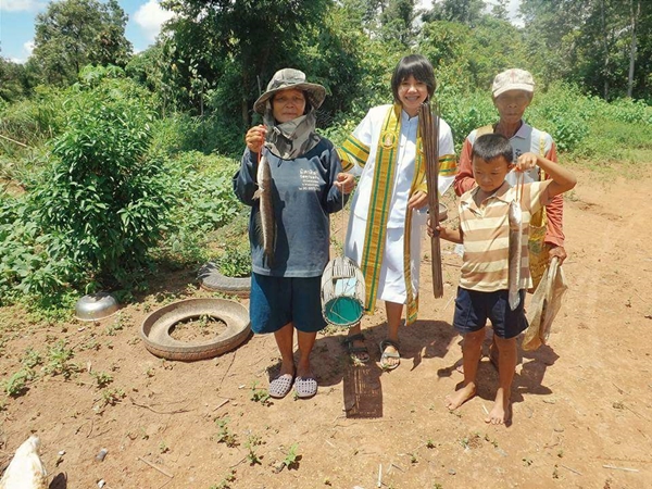 เมื่อเราไปถ่ายชุดครุยกับพ่อแม่ที่ทุ่งนา เมื่อเราไปถ่ายชุดครุยกับพ่อแม่ที่ทุ่งนา
