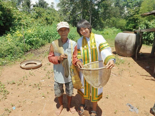 เมื่อเราไปถ่ายชุดครุยกับพ่อแม่ที่ทุ่งนา เมื่อเราไปถ่ายชุดครุยกับพ่อแม่ที่ทุ่งนา