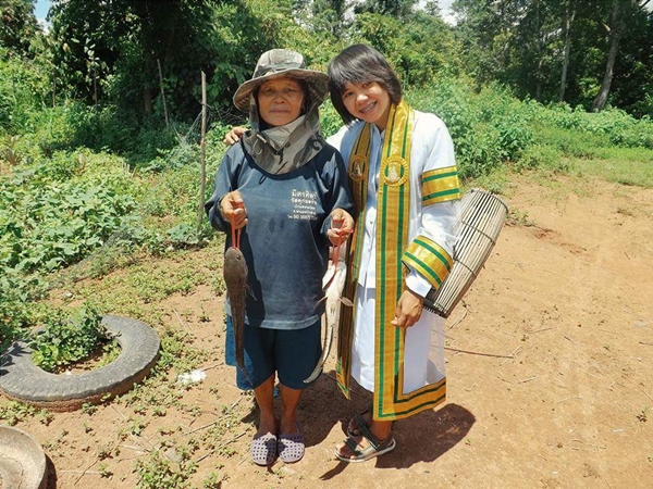 เมื่อเราไปถ่ายชุดครุยกับพ่อแม่ที่ทุ่งนา เมื่อเราไปถ่ายชุดครุยกับพ่อแม่ที่ทุ่งนา