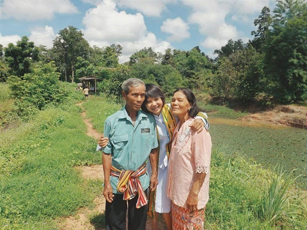 เมื่อเราไปถ่ายชุดครุยกับพ่อแม่ที่ทุ่งนา เมื่อเราไปถ่ายชุดครุยกับพ่อแม่ที่ทุ่งนา