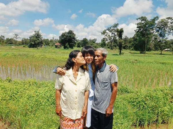 เมื่อเราไปถ่ายชุดครุยกับพ่อแม่ที่ทุ่งนา เมื่อเราไปถ่ายชุดครุยกับพ่อแม่ที่ทุ่งนา