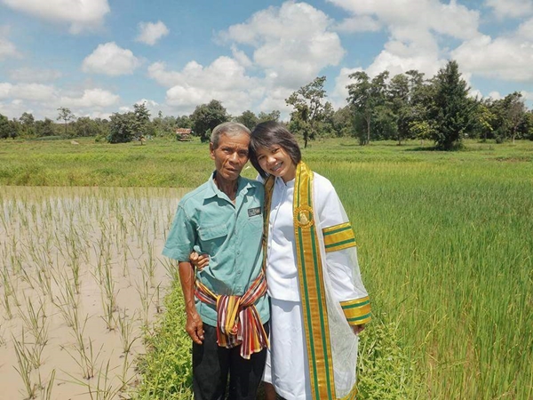 เมื่อเราไปถ่ายชุดครุยกับพ่อแม่ที่ทุ่งนา เมื่อเราไปถ่ายชุดครุยกับพ่อแม่ที่ทุ่งนา
