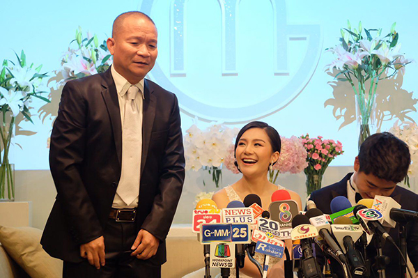 ไม่ทิ้งลายฮา ! หม่ำ จ๊กมก พา เอ็ม บุษราคัม ลูกสาวแถลงข่าวแต่งงาน ไม่ทิ้งลายฮา ! หม่ำ จ๊กมก พา เอ็ม บุษราคัม ลูกสาวแถลงข่าวแต่งงาน