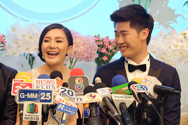 ไม่ทิ้งลายฮา ! หม่ำ จ๊กมก พา เอ็ม บุษราคัม ลูกสาวแถลงข่าวแต่งงาน ไม่ทิ้งลายฮา ! หม่ำ จ๊กมก พา เอ็ม บุษราคัม ลูกสาวแถลงข่าวแต่งงาน