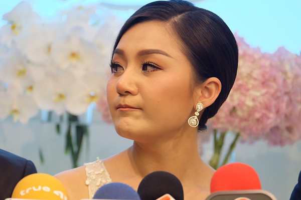 ไม่ทิ้งลายฮา ! หม่ำ จ๊กมก พา เอ็ม บุษราคัม ลูกสาวแถลงข่าวแต่งงาน ไม่ทิ้งลายฮา ! หม่ำ จ๊กมก พา เอ็ม บุษราคัม ลูกสาวแถลงข่าวแต่งงาน