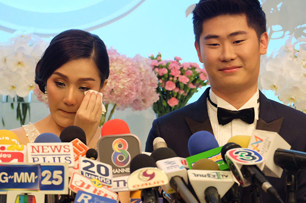 ไม่ทิ้งลายฮา ! หม่ำ จ๊กมก พา เอ็ม บุษราคัม ลูกสาวแถลงข่าวแต่งงาน ไม่ทิ้งลายฮา ! หม่ำ จ๊กมก พา เอ็ม บุษราคัม ลูกสาวแถลงข่าวแต่งงาน