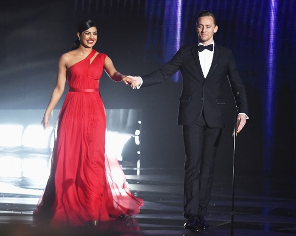 ทอม ฮิดเดิลสตัน กิ๊กดาราอินเดีย ทอม ฮิดเดิลสตัน กิ๊กดาราอินเดีย