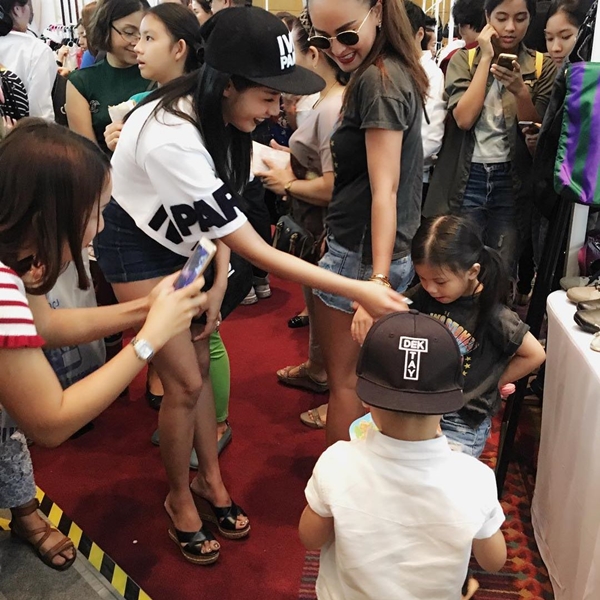 กรุเสื้อผ้า บีน่า-บรู๊คลิน-เวย์ ไทยเทเนียม กรุเสื้อผ้า บีน่า-บรู๊คลิน-เวย์ ไทยเทเนียม