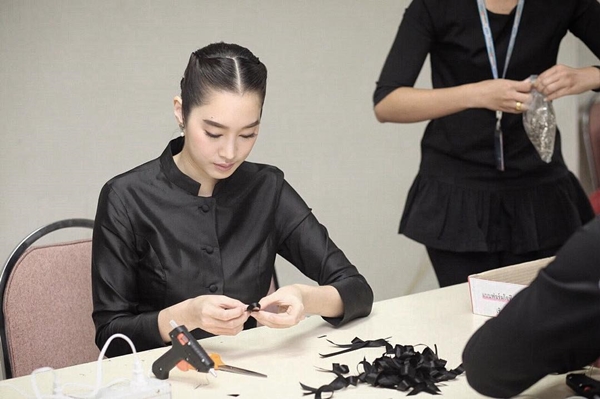 10 ดาราหญิงไทย สวมชุดไทยจิตรลดาสีดำ 10 ดาราหญิงไทย สวมชุดไทยจิตรลดาสีดำ