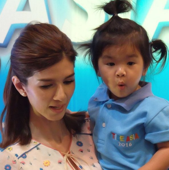 น้องมะลิ ให้ของพี่จ๋าแต่กลับอยากได้เอง น้องมะลิ ให้ของพี่จ๋าแต่กลับอยากได้เอง