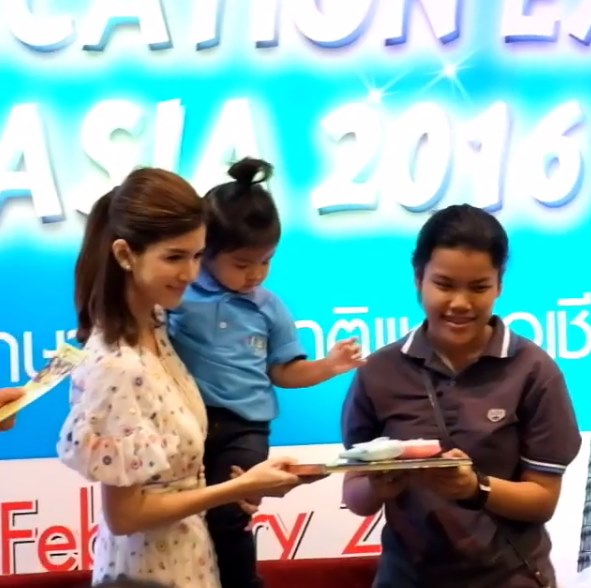 น้องมะลิ ให้ของพี่จ๋าแต่กลับอยากได้เอง น้องมะลิ ให้ของพี่จ๋าแต่กลับอยากได้เอง